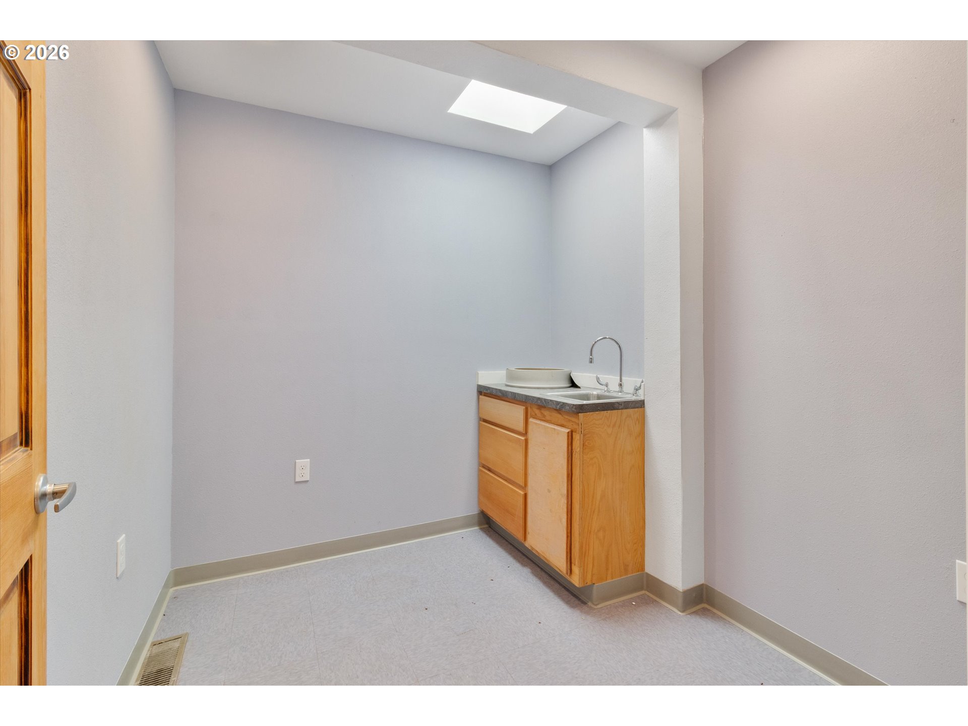 1225 West Main Street Medford, OR 97501 - Photo 34 of 45 a utility room with a window