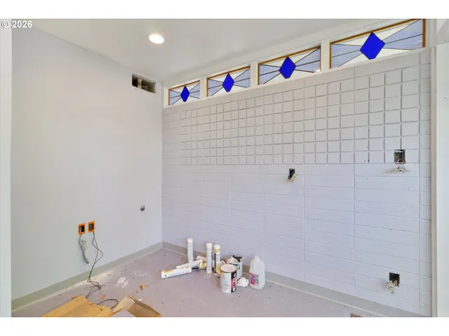 $413,900 | 1225 West Main Street, Medford, OR 97501