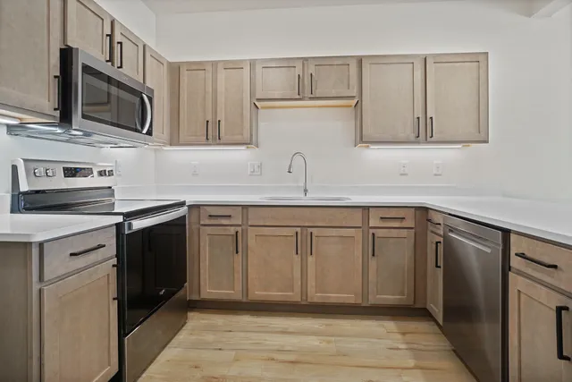 $2,550 | 118 Eiche Drive, Unit 3, Slinger, WI 53086