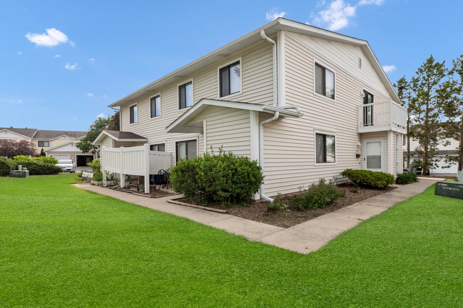 707 Sunfish Point, Unit 707 Schaumburg, IL 60194 - Photo 3 of 20 a front view of a house with a yard