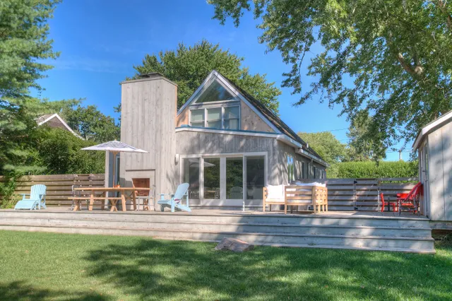 $2,300,000 | 195 Oak Street, Bridgehampton, NY 11932