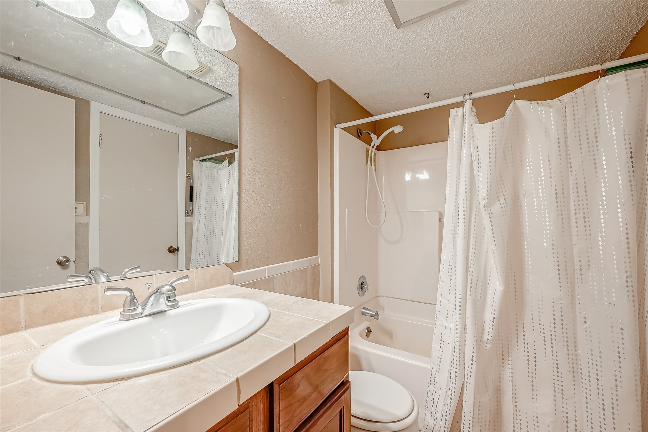1505 Ward Road, Unit 214 Baytown, TX 77520 - Photo 17 of 48 GUEST BATH