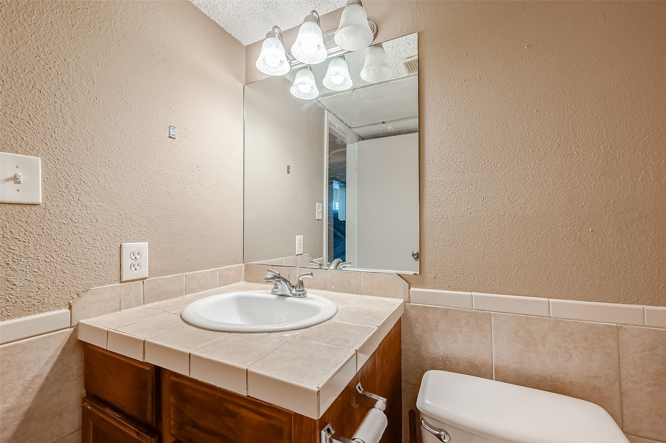 1505 Ward Road, Unit 214 Baytown, TX 77520 - Photo 18 of 48 GUEST BATH