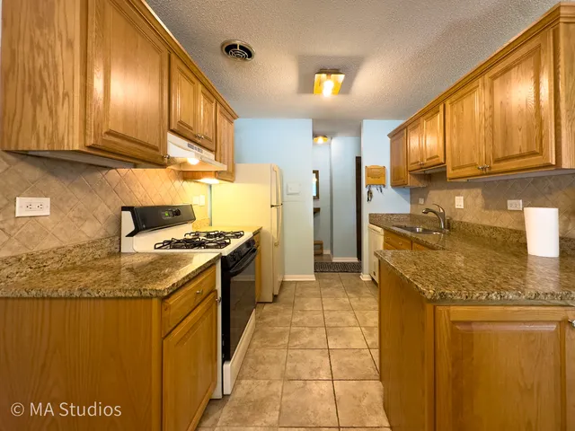 $169,000 | 2632 North Windsor Drive, Unit 104, Arlington Heights, IL 60004