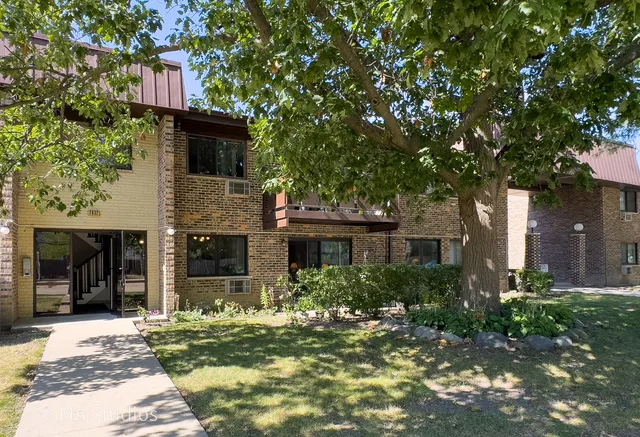 $169,000 | 2632 North Windsor Drive, Unit 104, Arlington Heights, IL 60004