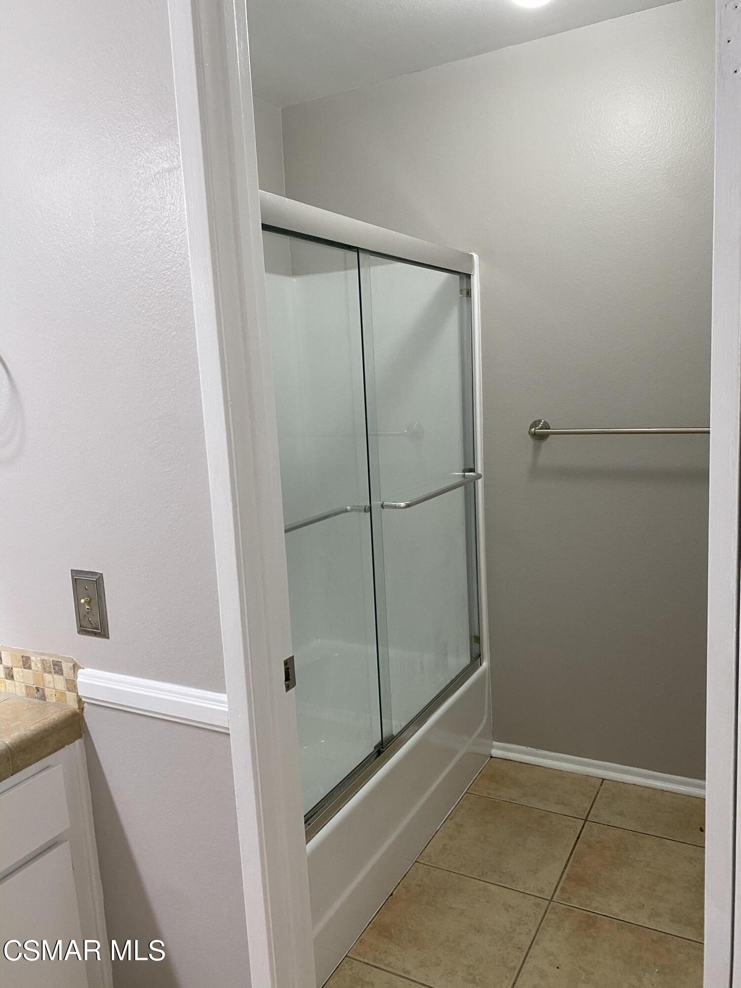1778 Sinaloa Road, Unit 298 Simi Valley, CA 93065 - Photo 32 of 43 a bathroom with a bath tub