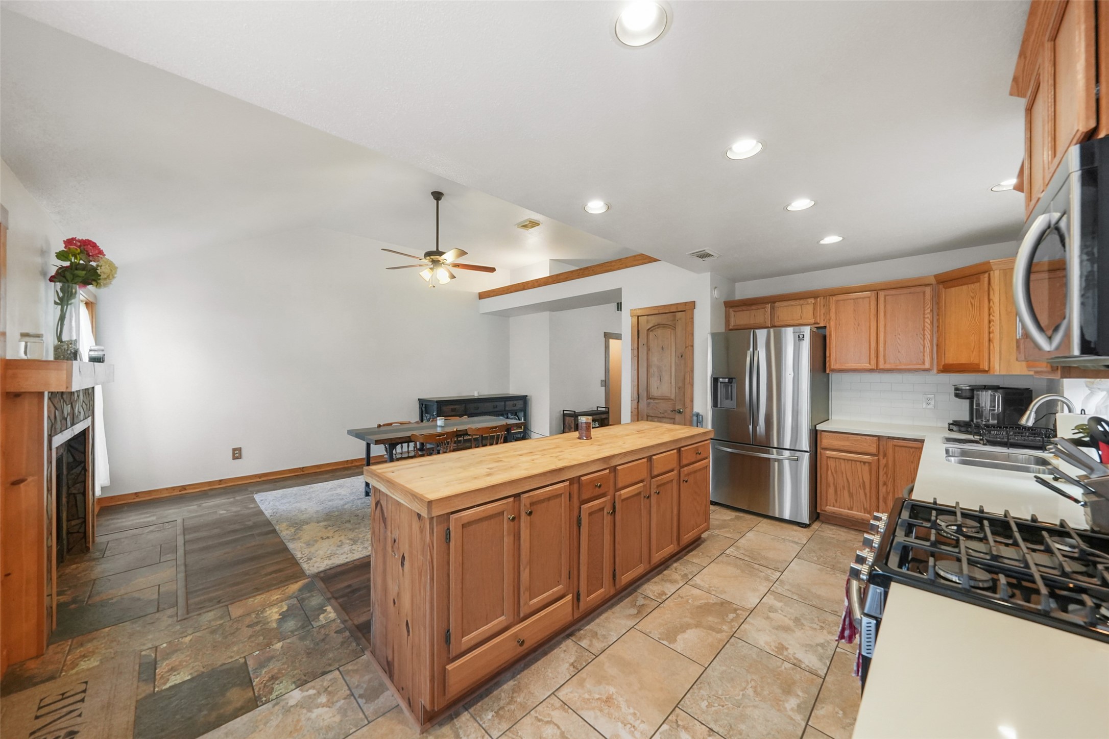 929 North Rivershire Drive Conroe, TX 77304 - Photo 11 of 36