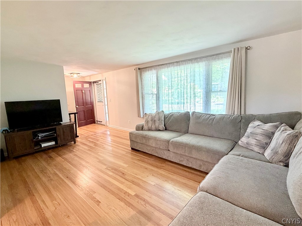 5107 Harris Road Onondaga, NY 13031 - Photo 13 of 40 Living Room