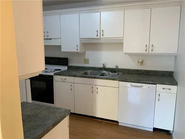 $1,700 | 23 Village Court, Unit 23, West Warwick, RI 02893