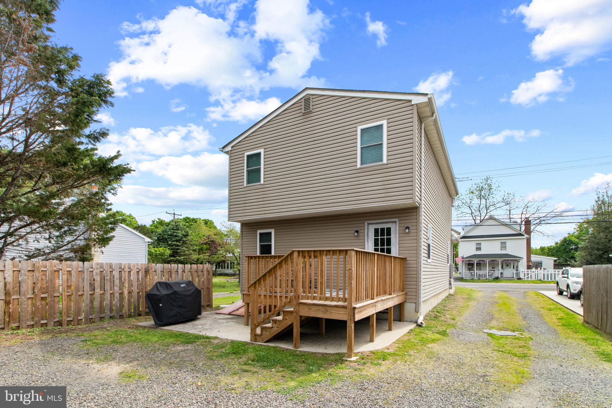 529 Ridge Road Southampton, NJ 08088 - Photo 23 of 25 a backyard of a house with table and chairs