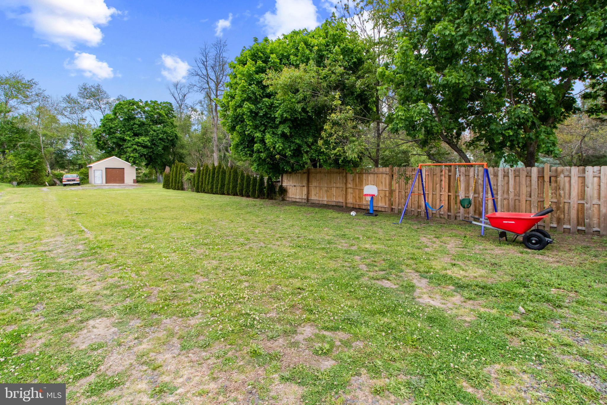 529 Ridge Road Southampton, NJ 08088 - Photo 24 of 25 a backyard of a house with table and chairs