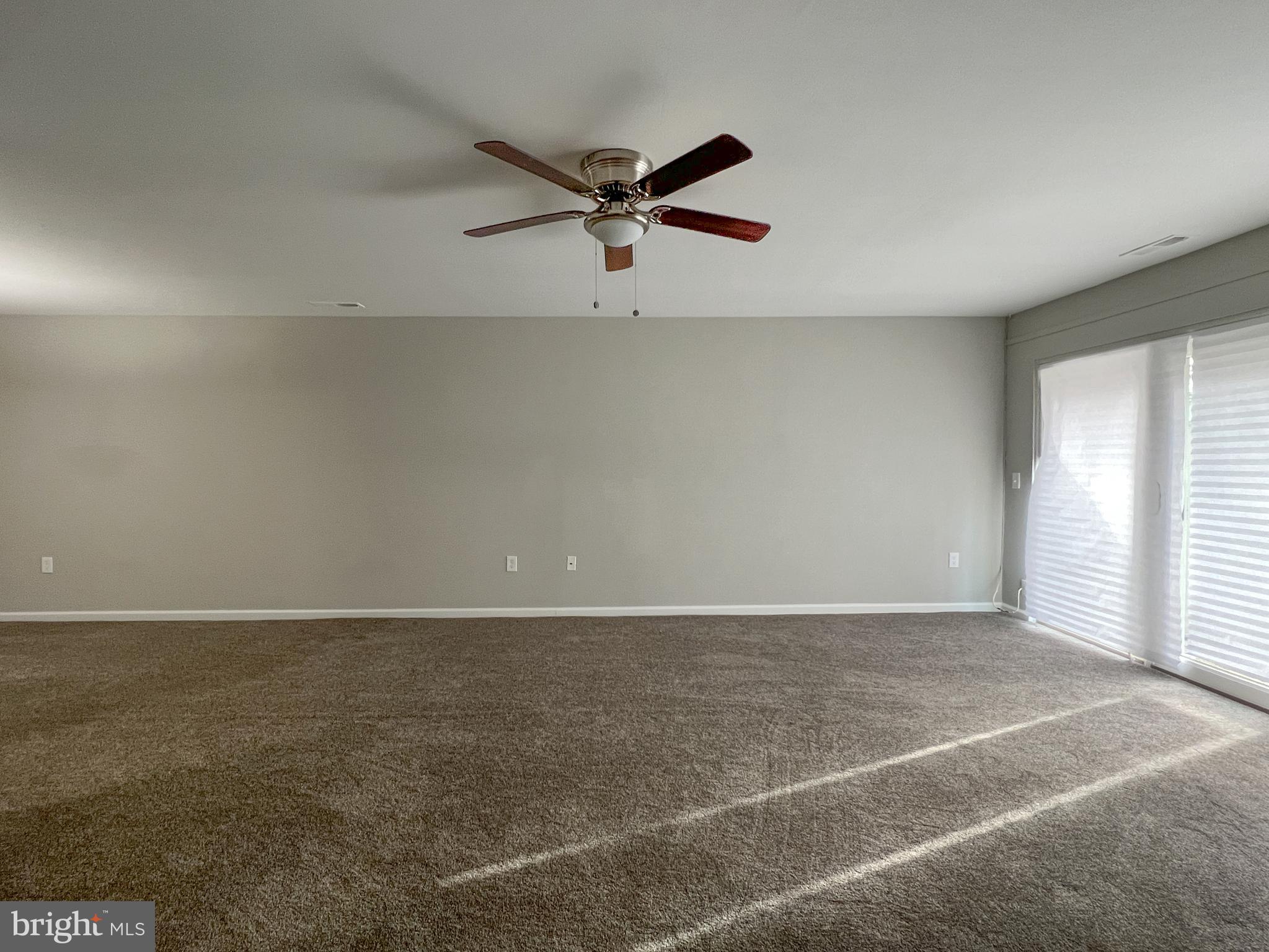 15015 Haslemere Court Silver Spring, MD 20906 - Photo 6 of 60 Living Room