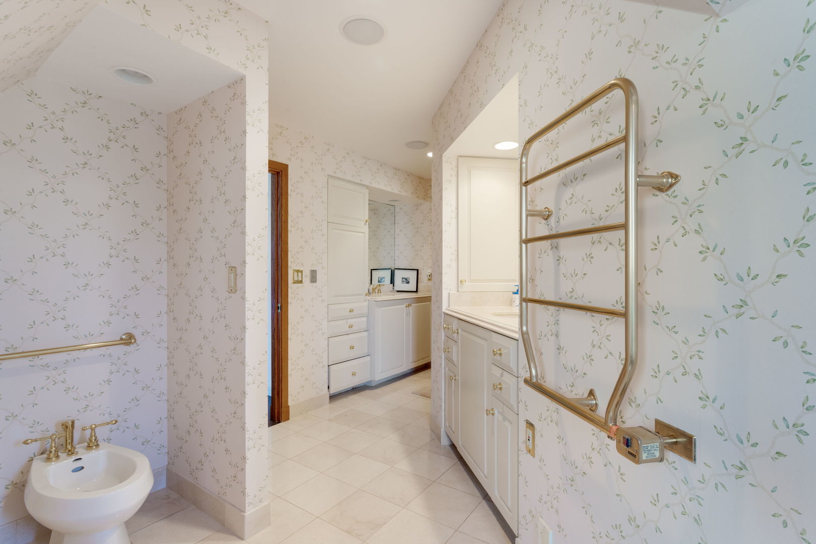 1490 Lake Road Lake Forest, IL 60045 - Photo 21 of 44 a bathroom with a bathtub sink mirror and toilet