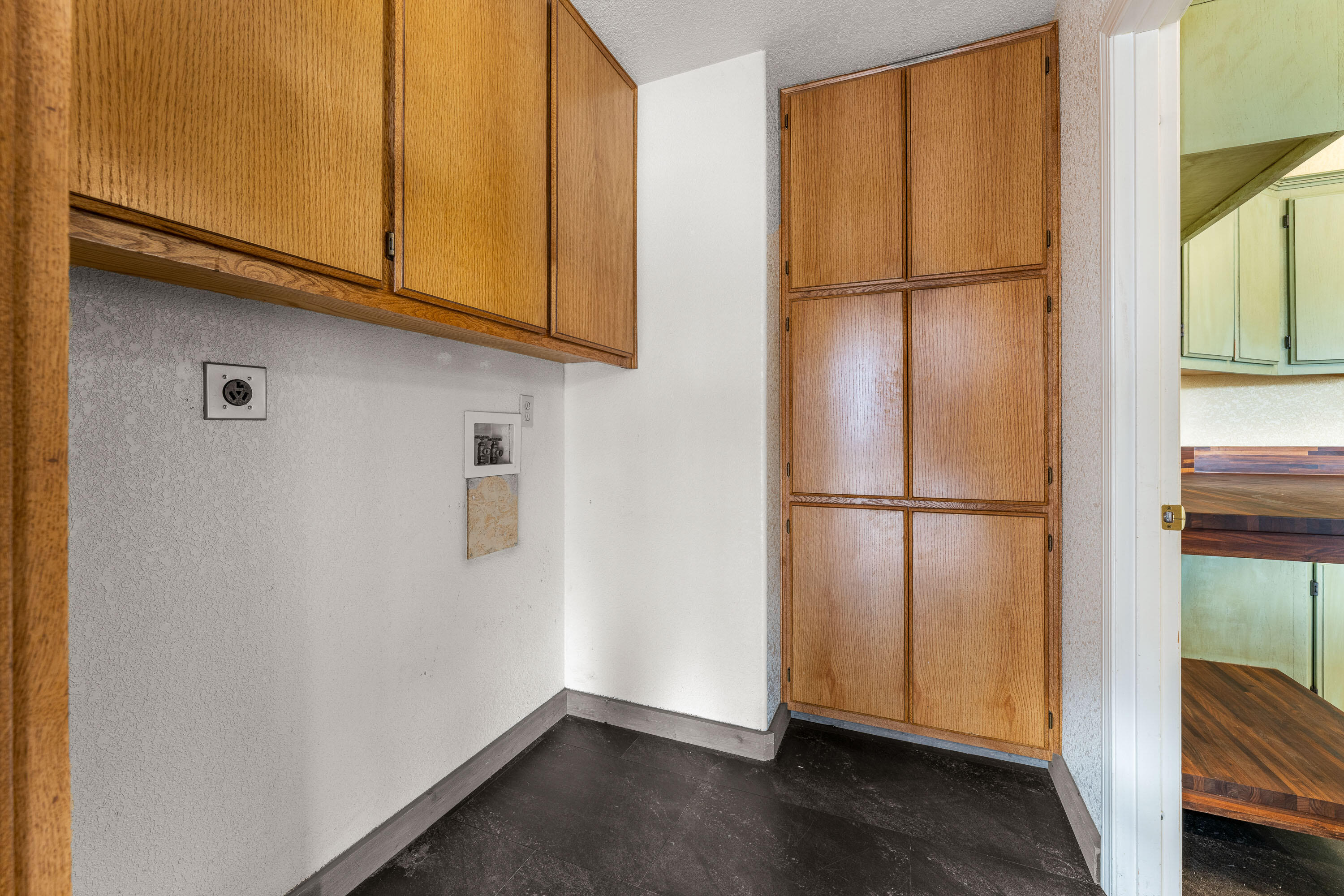 3655 Leonard Road Grants Pass, OR 97527 - Photo 29 of 52 Laundry, fridge and storage