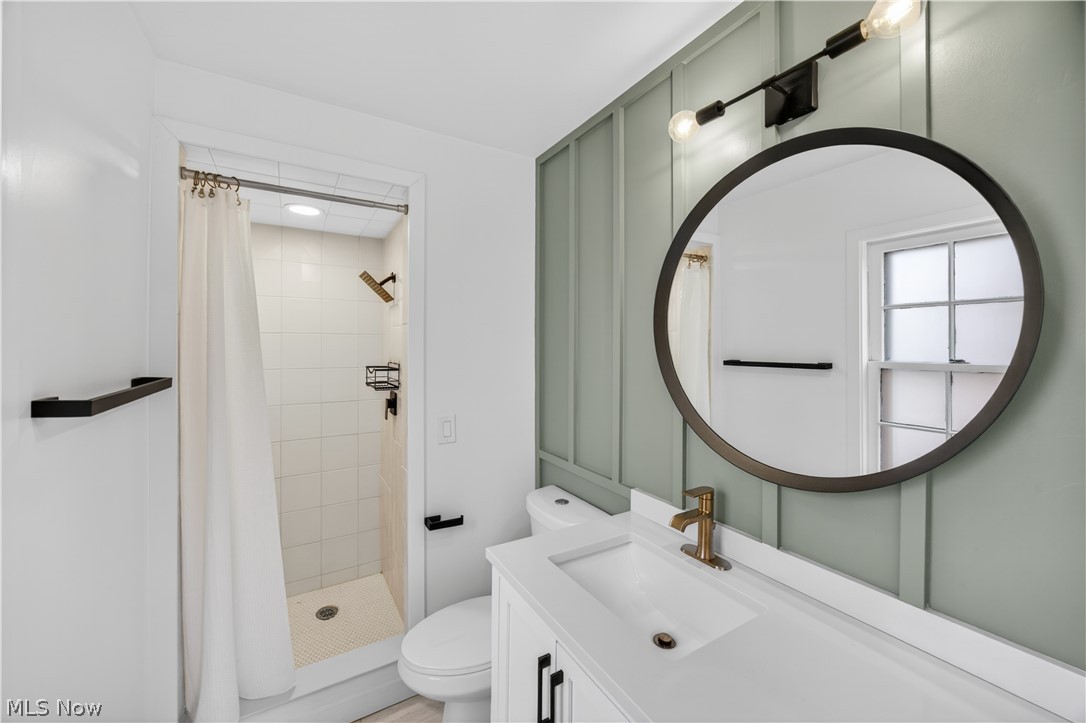 2561 Charney Road Cleveland, OH 44118 - Photo 25 of 47 The Bathroom attached to Owner's Suite