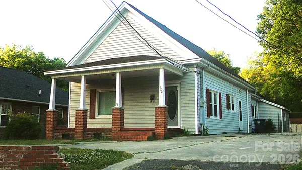 a view of front of a house with a yard