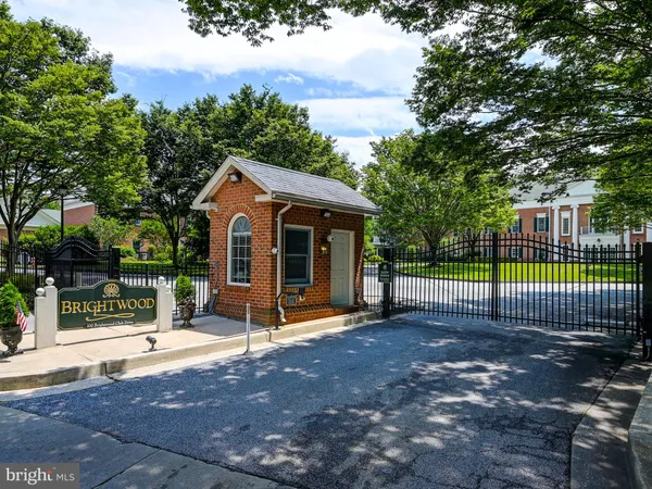 a picture of a book shelf