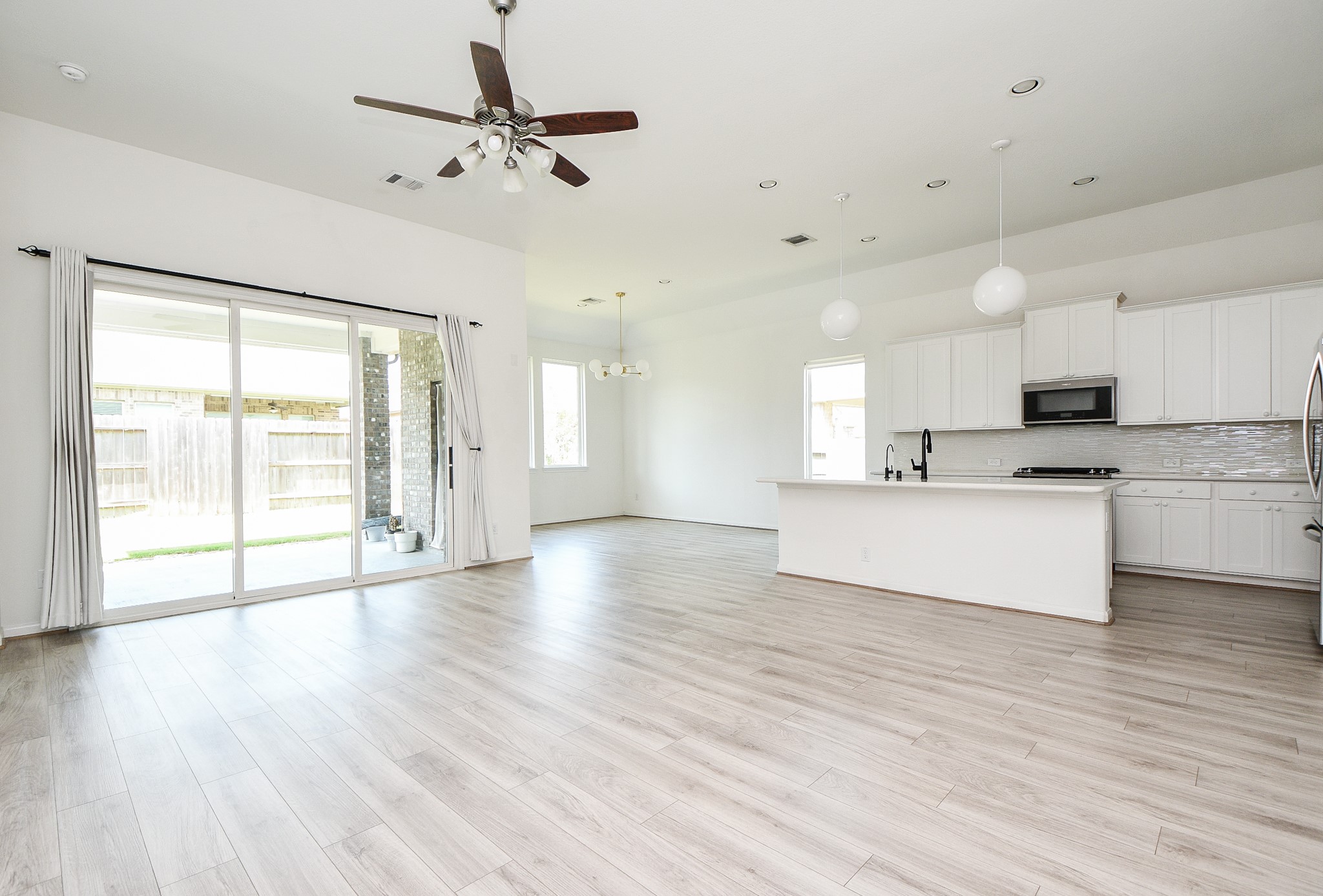 8215 Longear Lane Rosenberg, TX 77469 - Photo 12 of 23 Family Room