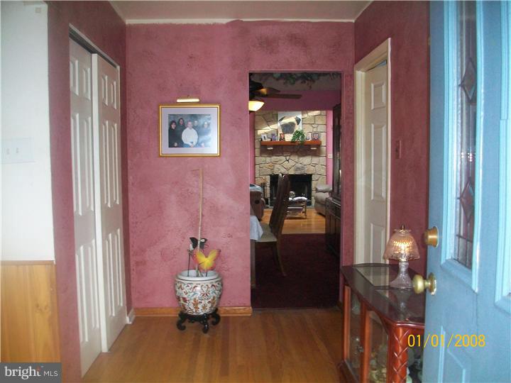 2675 Lisayne Road Hatboro, PA 19040 - Photo 7 of 10 Foyer