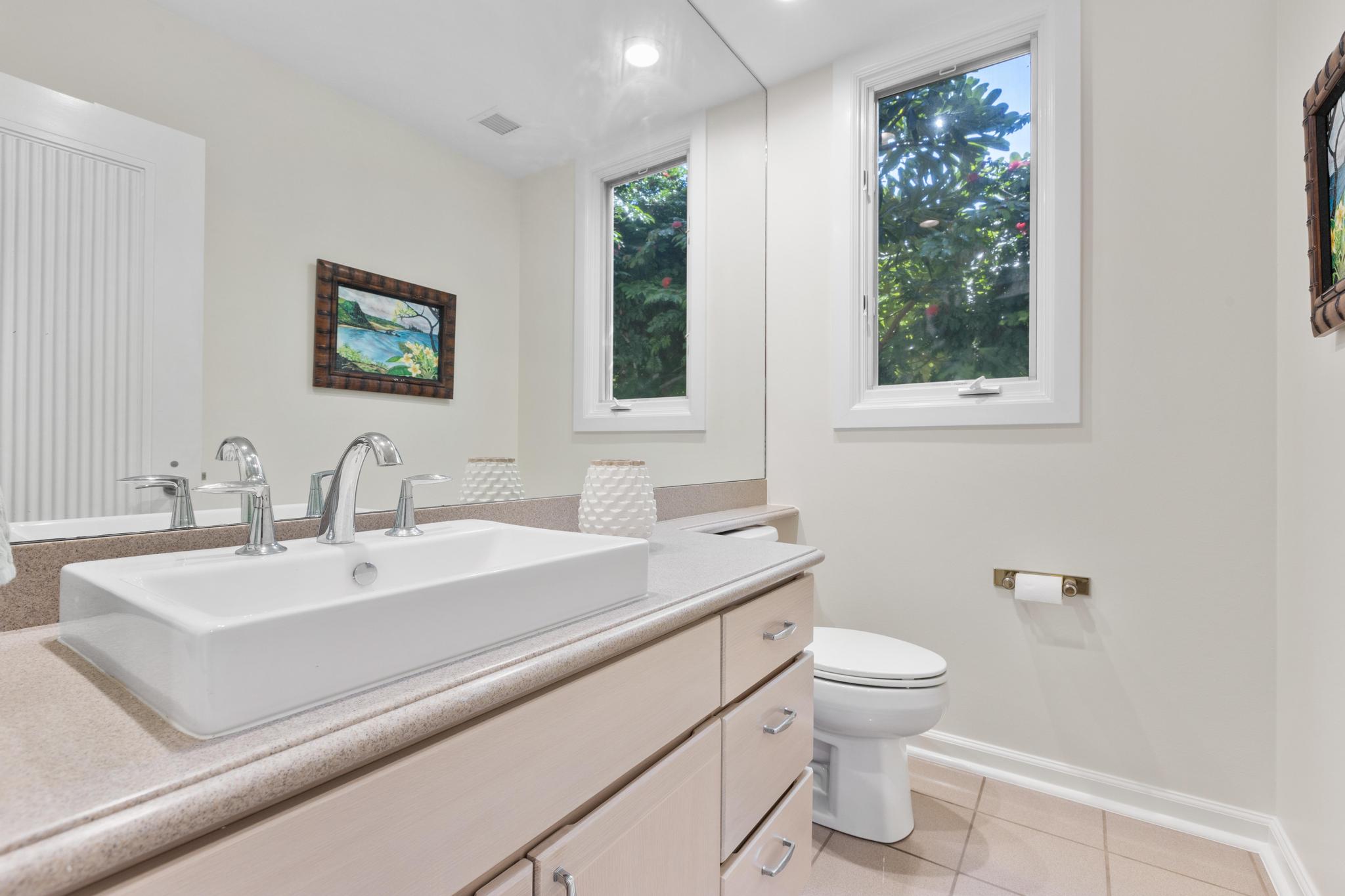68-1375 Pauoa Road, Unit M4 Kamuela, HI 96743 - Photo 13 of 30 a bathroom with a sink toilet and a mirror
