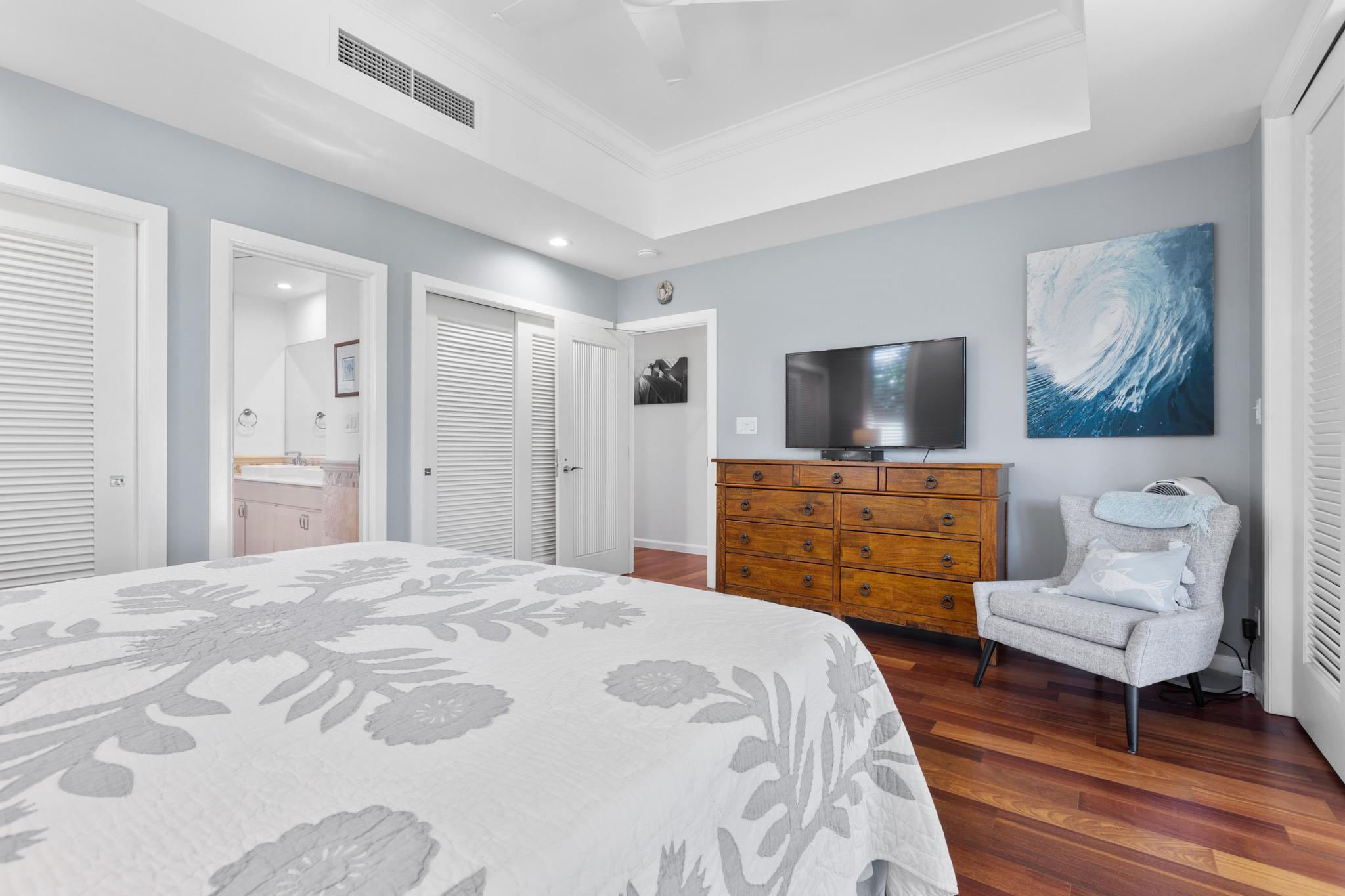 68-1375 Pauoa Road, Unit M4 Kamuela, HI 96743 - Photo 18 of 30 a spacious bedroom with a bed and a flat screen tv