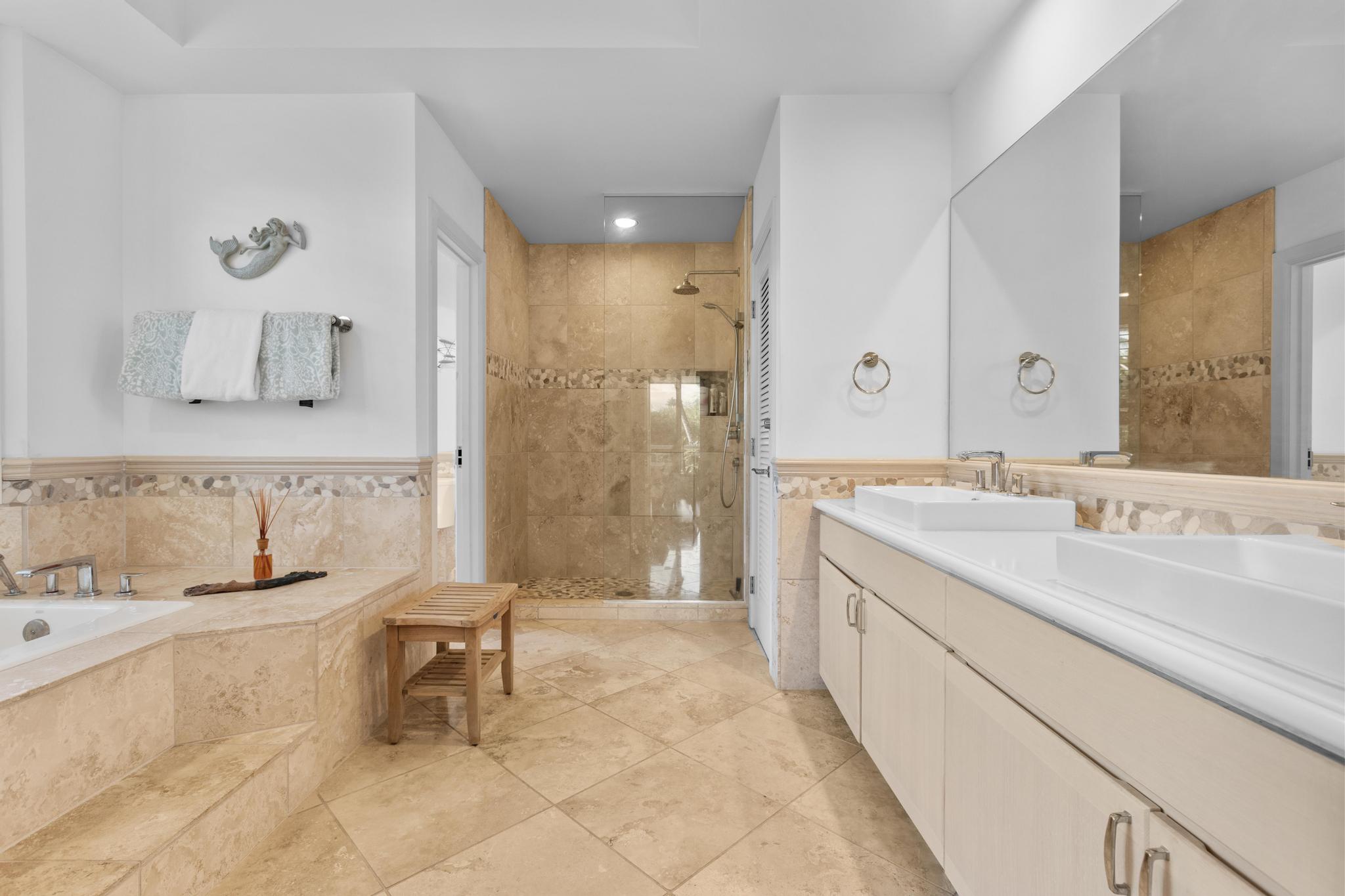 68-1375 Pauoa Road, Unit M4 Kamuela, HI 96743 - Photo 20 of 30 a spacious bathroom with a bathtub sink and a toilet