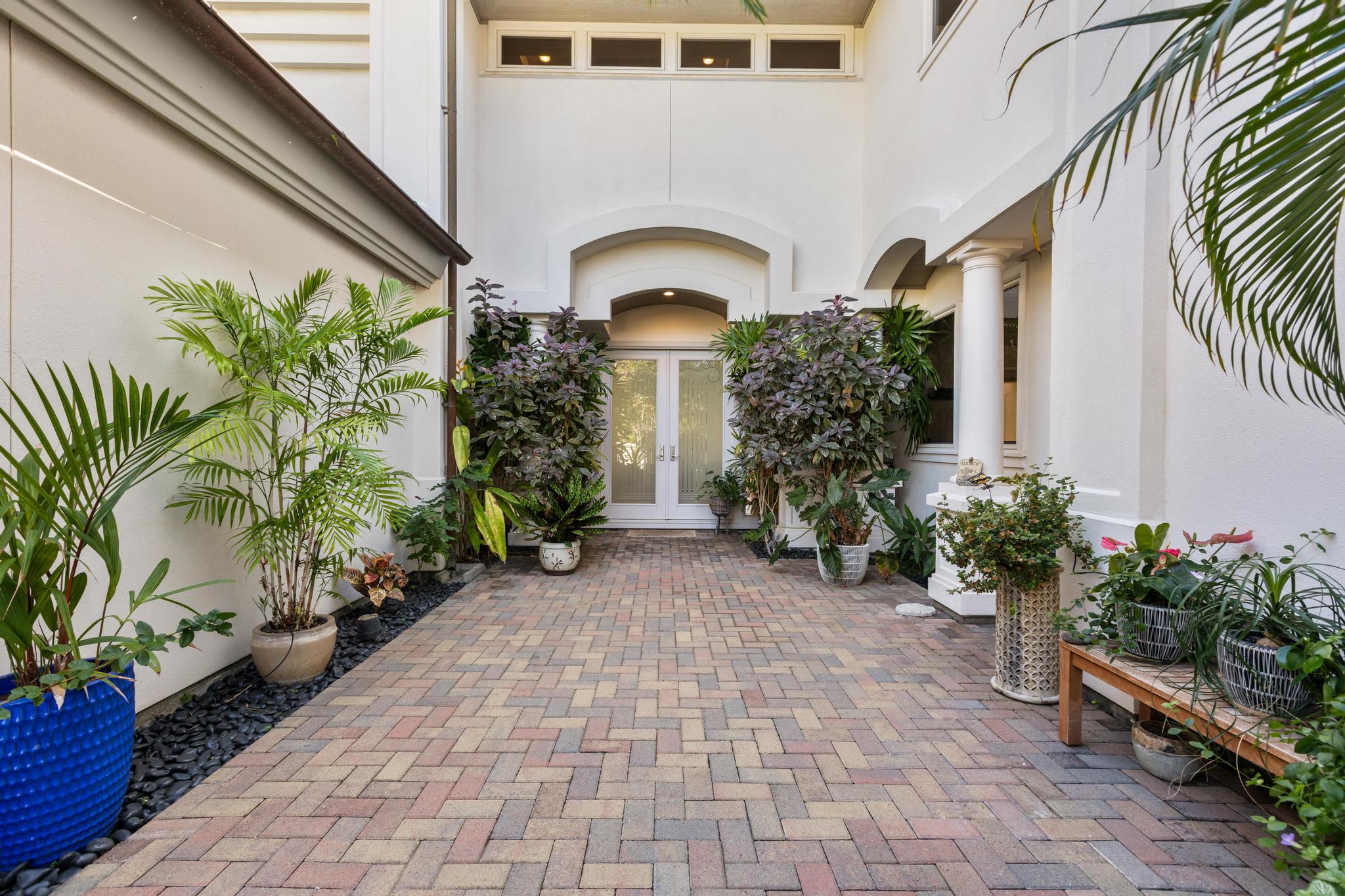 68-1375 Pauoa Road, Unit M4 Kamuela, HI 96743 - Photo 3 of 30 a view of entryway with flower pots
