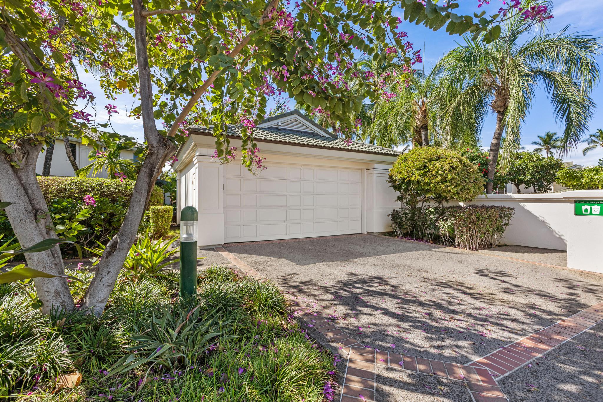68-1375 Pauoa Road, Unit M4 Kamuela, HI 96743 - Photo 4 of 30 a backyard of a house with lots of green space