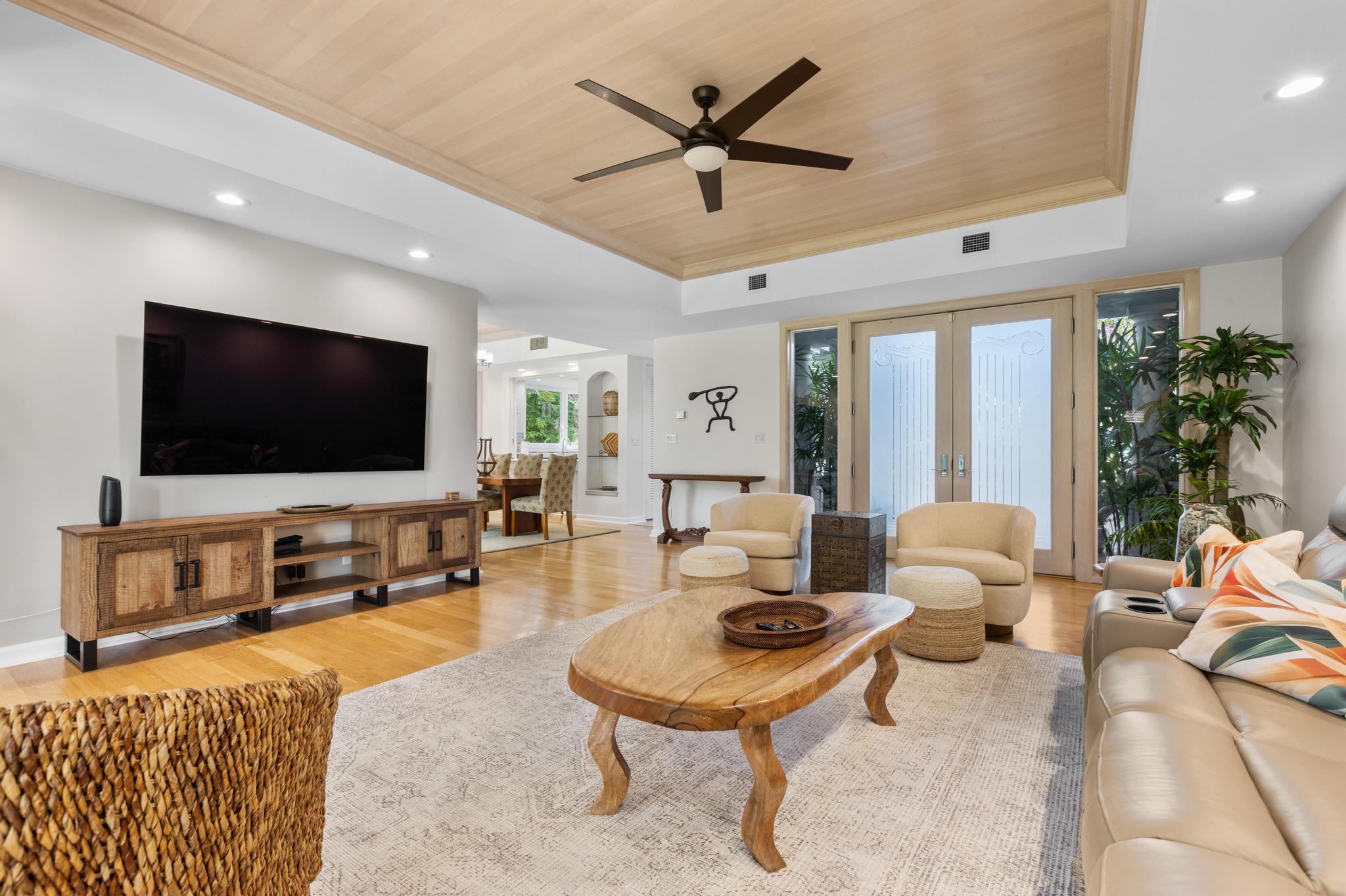 68-1375 Pauoa Road, Unit M4 Kamuela, HI 96743 - Photo 8 of 30 a living room with furniture and a flat screen tv