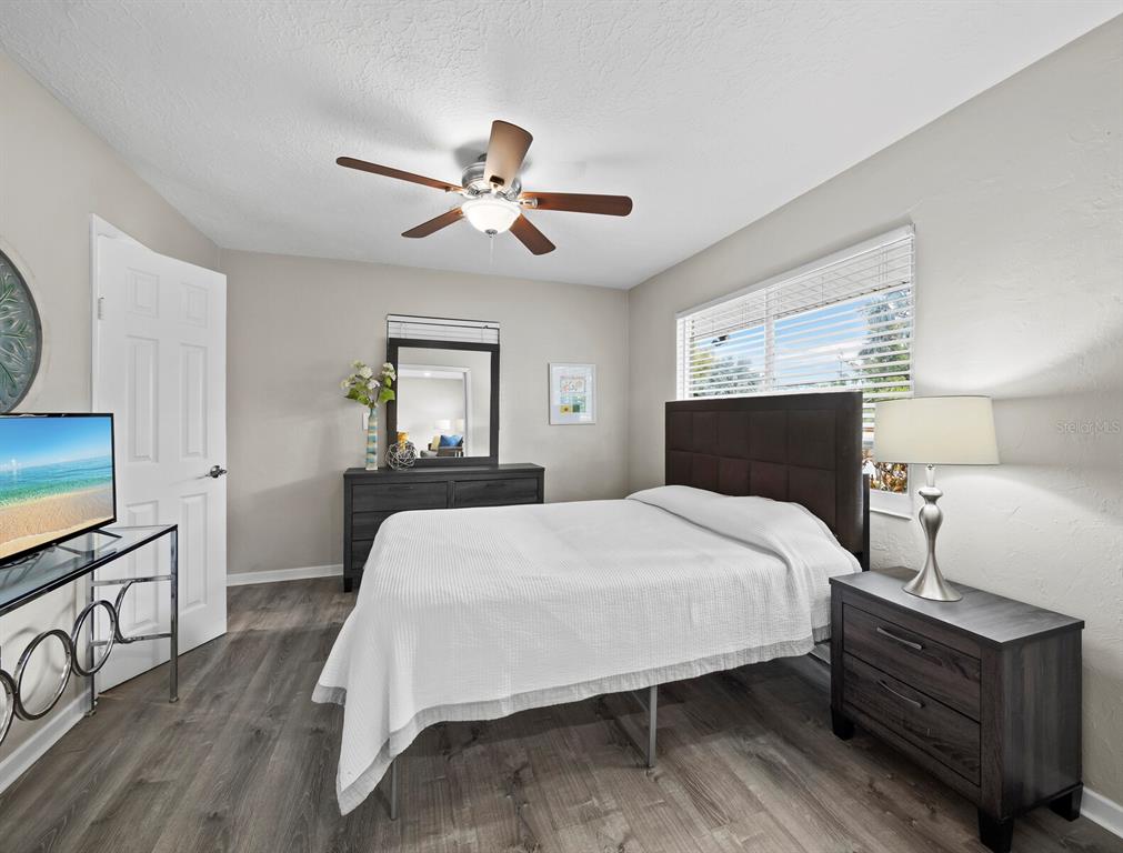 2417 Parson Lane Sarasota, FL 34239 - Photo 13 of 36