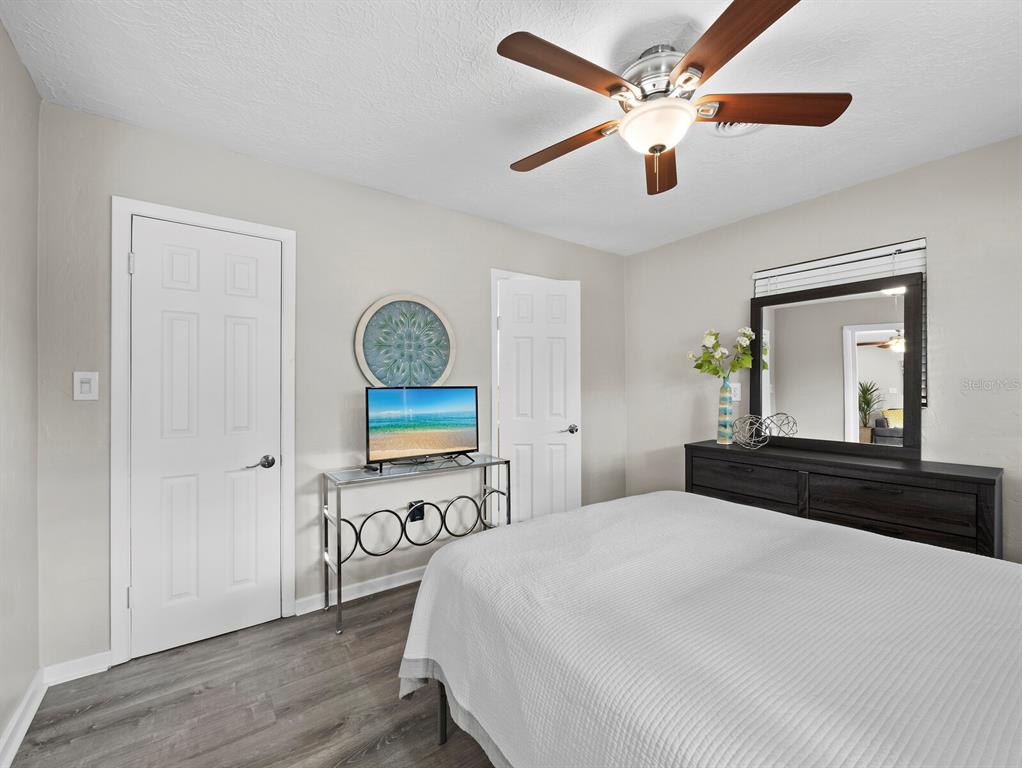 2417 Parson Lane Sarasota, FL 34239 - Photo 14 of 36