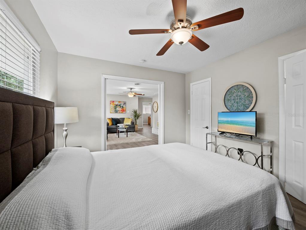 2417 Parson Lane Sarasota, FL 34239 - Photo 15 of 36