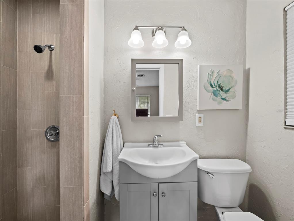 2417 Parson Lane Sarasota, FL 34239 - Photo 16 of 36