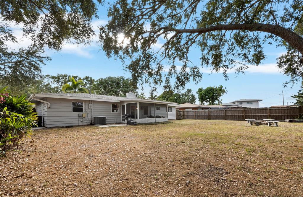 2417 Parson Lane Sarasota, FL 34239 - Photo 23 of 36