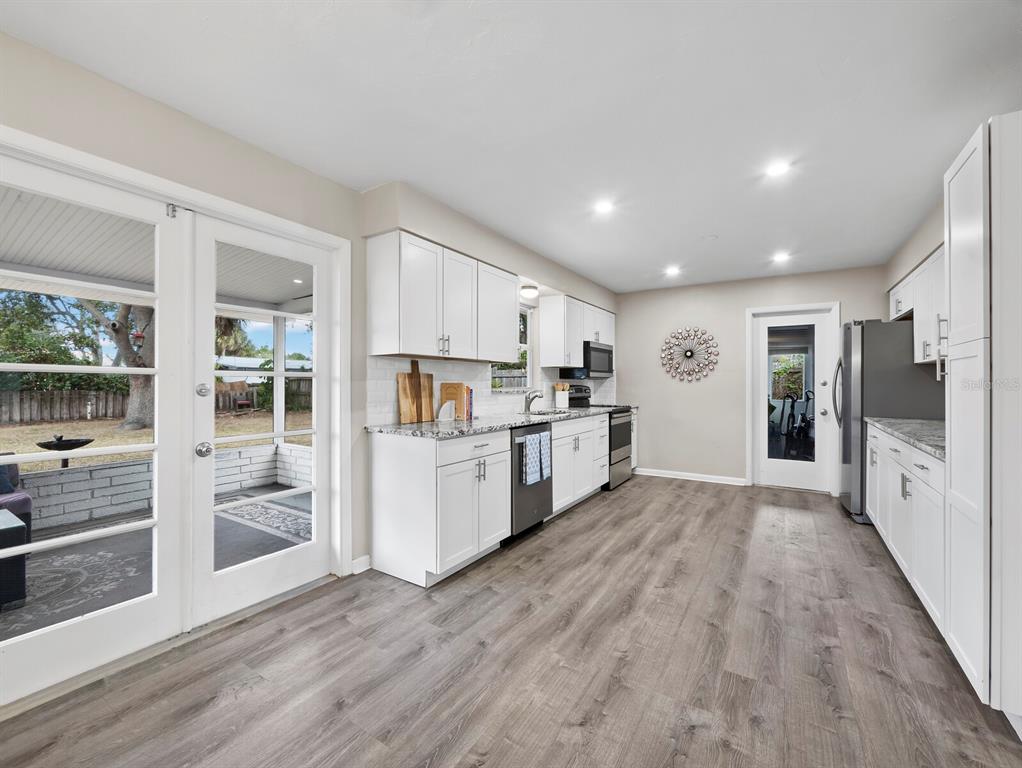 2417 Parson Lane Sarasota, FL 34239 - Photo 6 of 36