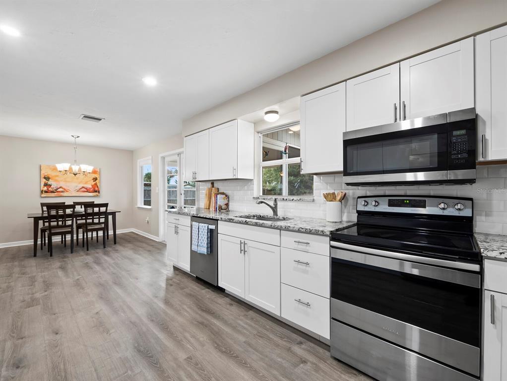 2417 Parson Lane Sarasota, FL 34239 - Photo 8 of 36