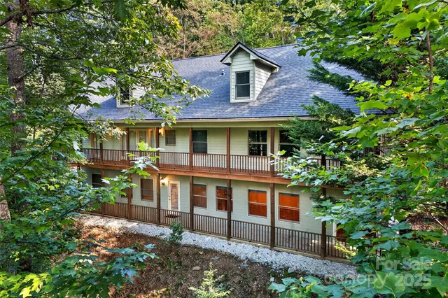 a view of a yard in front of house