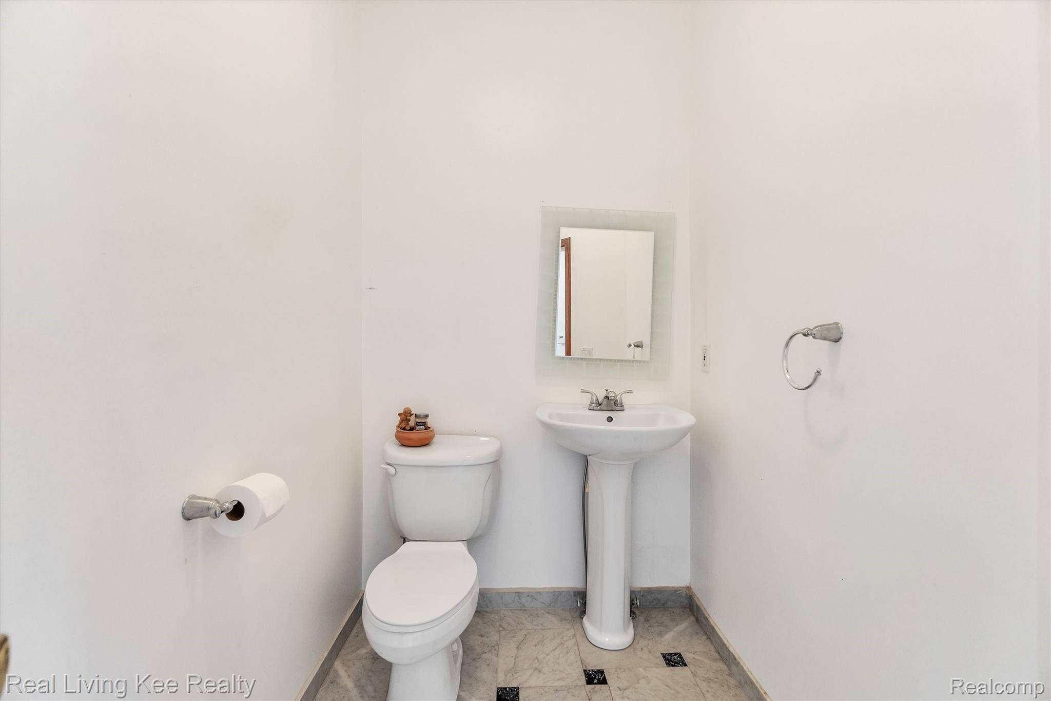 39 Fieldway Court Rochester, MI 48306 - Photo 34 of 55 37-39-Fieldway-Ct-WindowStill-Real-Estate-Photography-37.jpg