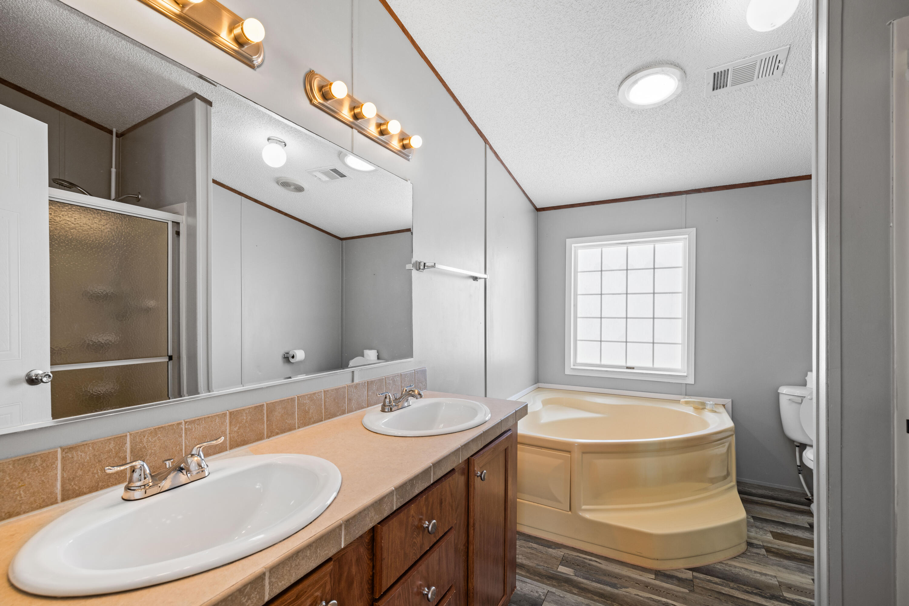 7140 Southeast Ridgeway Terrace Hobe Sound, FL 33455 - Photo 11 of 17 Master bathroom- sink: tub