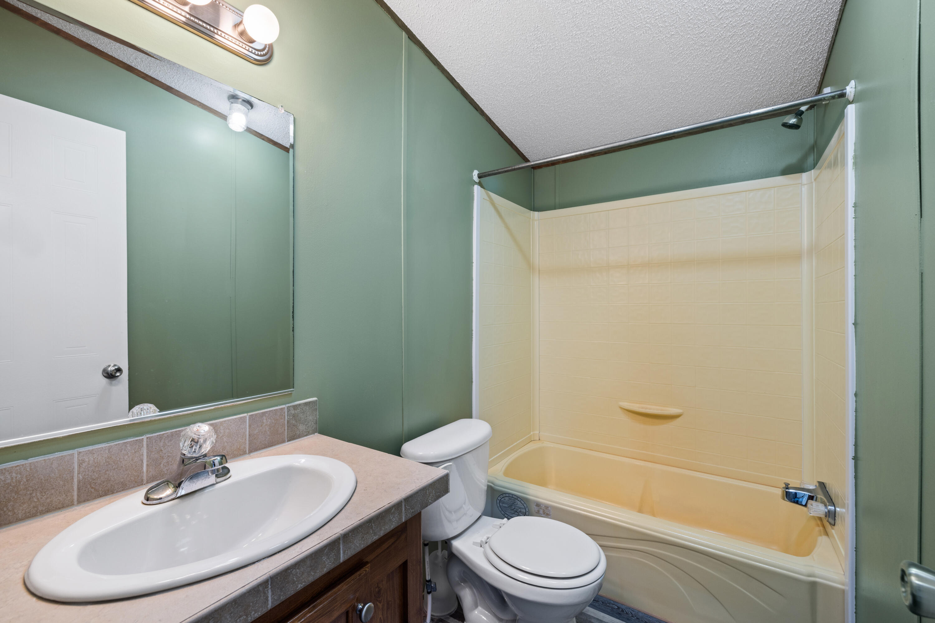 7140 Southeast Ridgeway Terrace Hobe Sound, FL 33455 - Photo 15 of 17 Spare bath