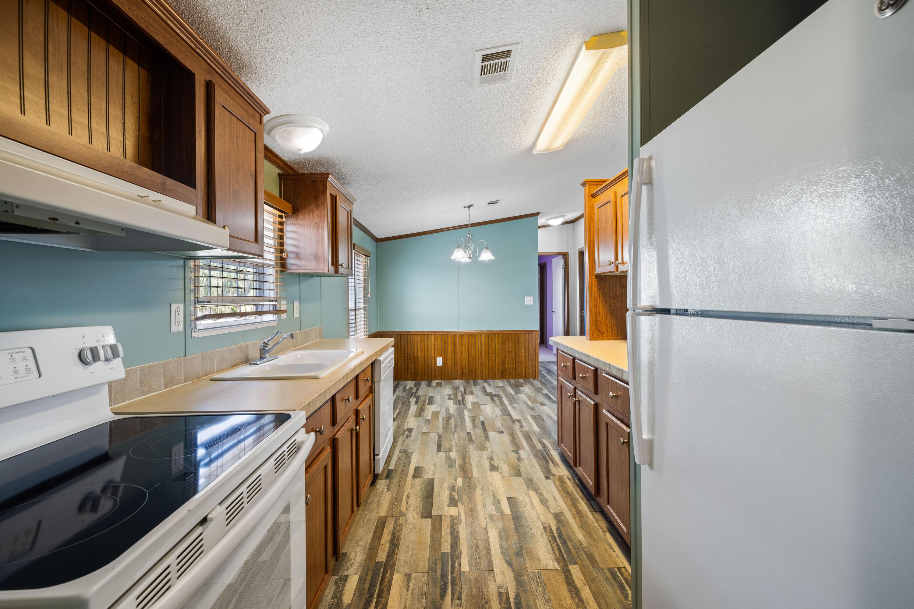 7140 Southeast Ridgeway Terrace Hobe Sound, FL 33455 - Photo 3 of 17 Kitchen with dining area