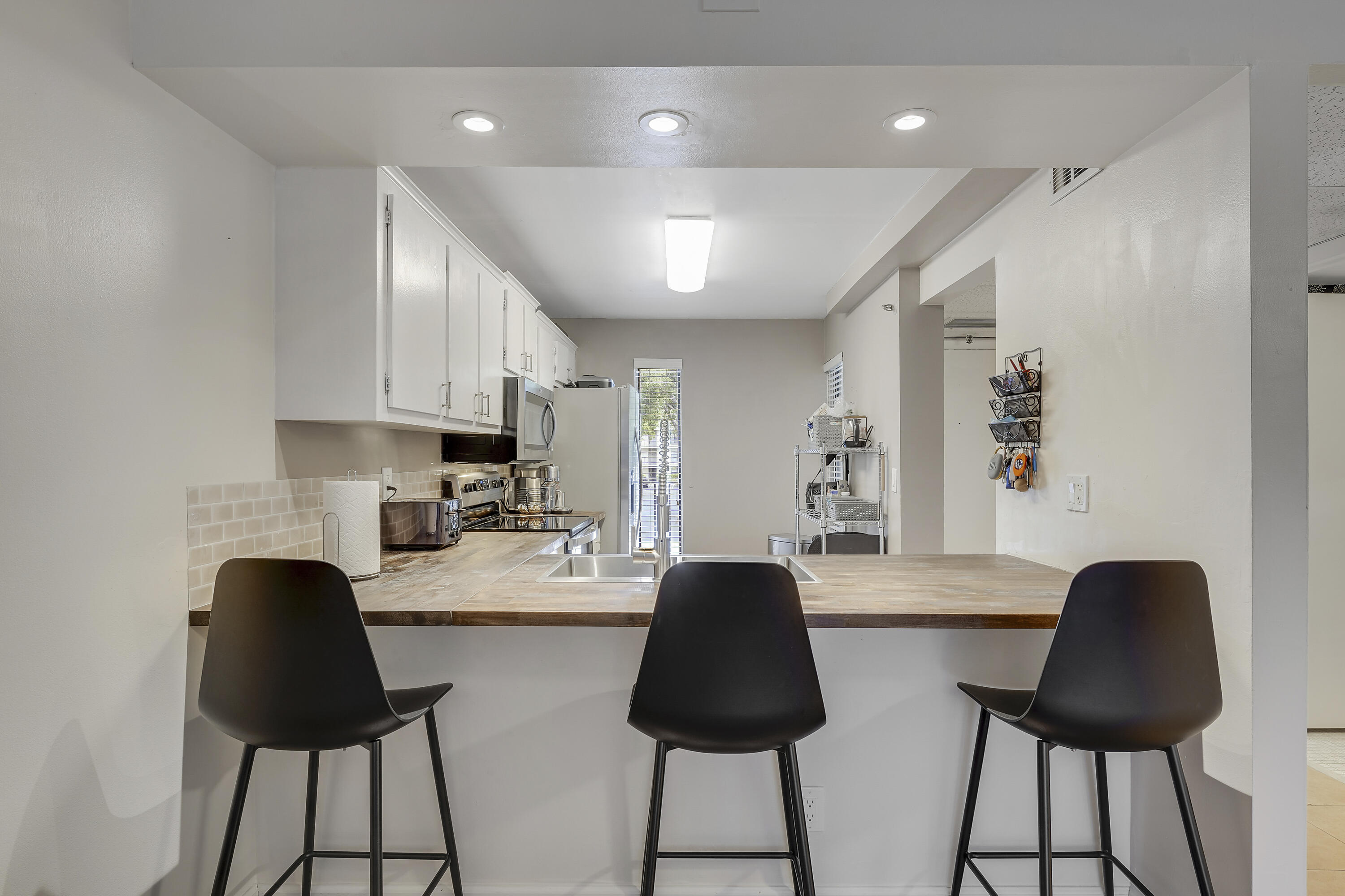 20 Royal Palm Way, Unit 204 Boca Raton, FL 33432 - Photo 6 of 29 Kitchen Counter Seating
