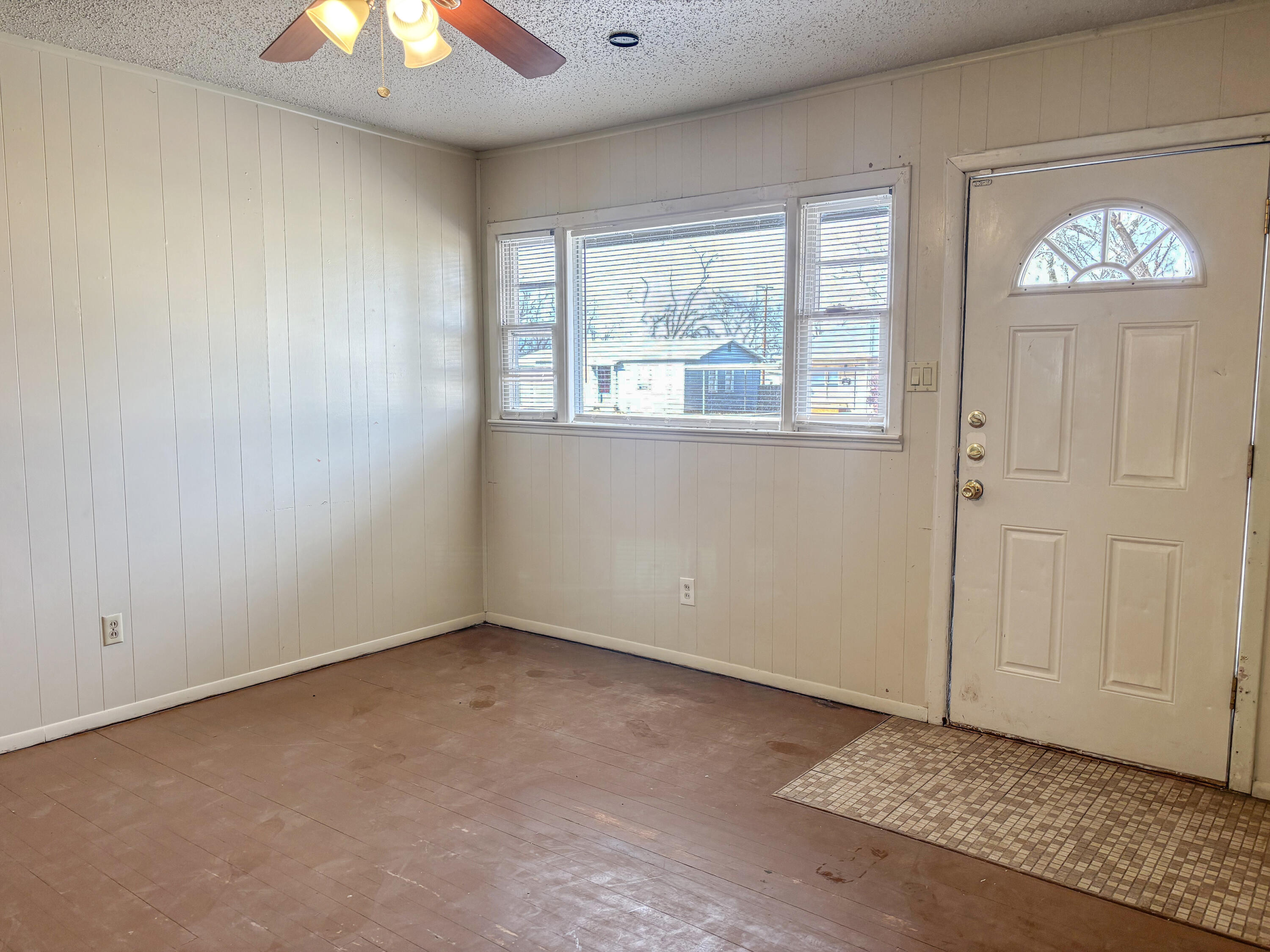 4411 45th Street Lubbock, TX 79414 - Photo 7 of 44 an empty room with a window