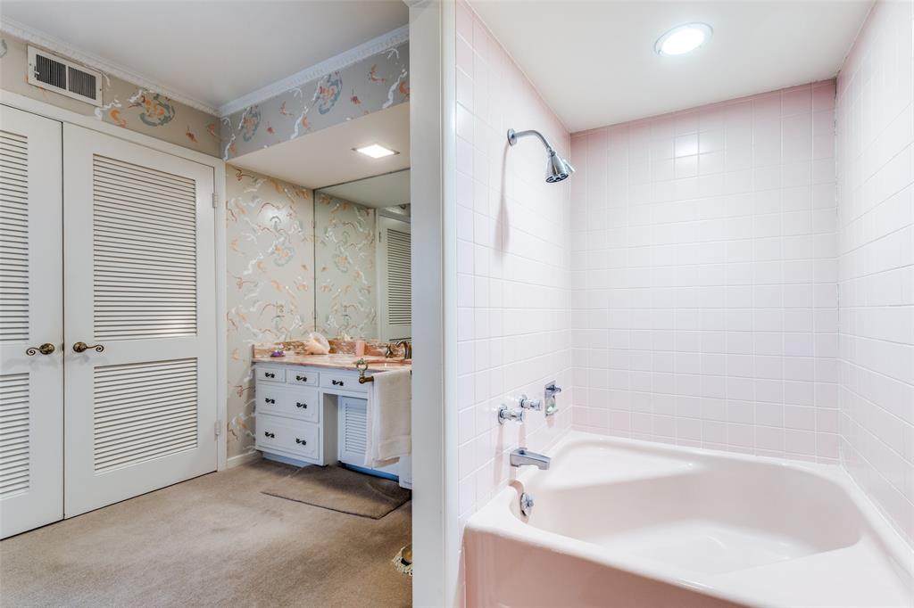 7215 Currin Drive Dallas, TX 75230 - Photo 22 of 35 a bathroom with a bathtub and a sink