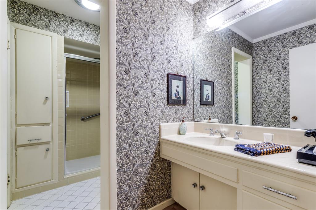7215 Currin Drive Dallas, TX 75230 - Photo 28 of 35 a bathroom with a bathtub sink and mirror