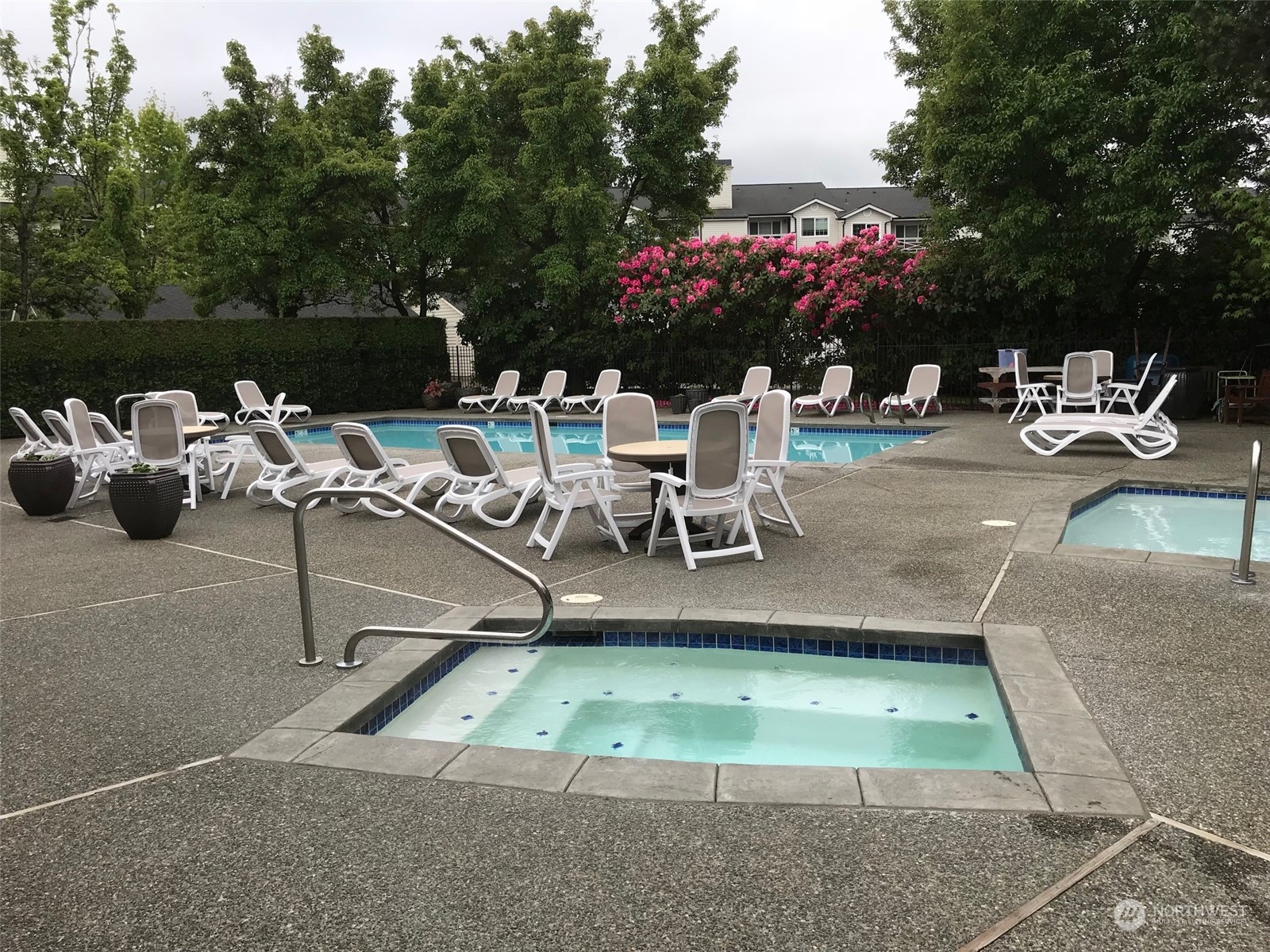 12404 East Gibson Road, Unit J303 Everett, WA 98204 - Photo 35 of 40 a view of a patio with table and chairs and potted plants