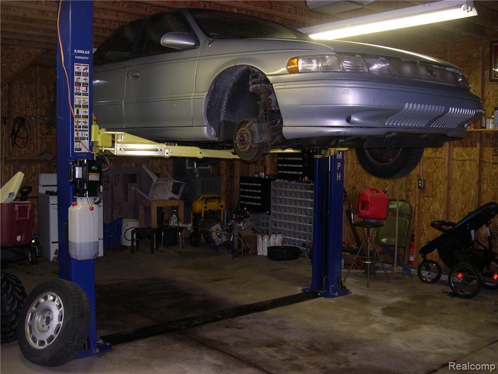 10219 Farmington Road Livonia, MI 48150 - Photo 9 of 34 CAR LIFT
