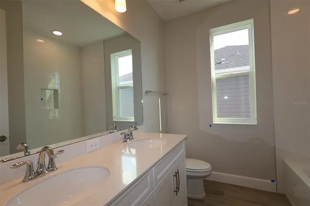 a view of a house with yard and porch