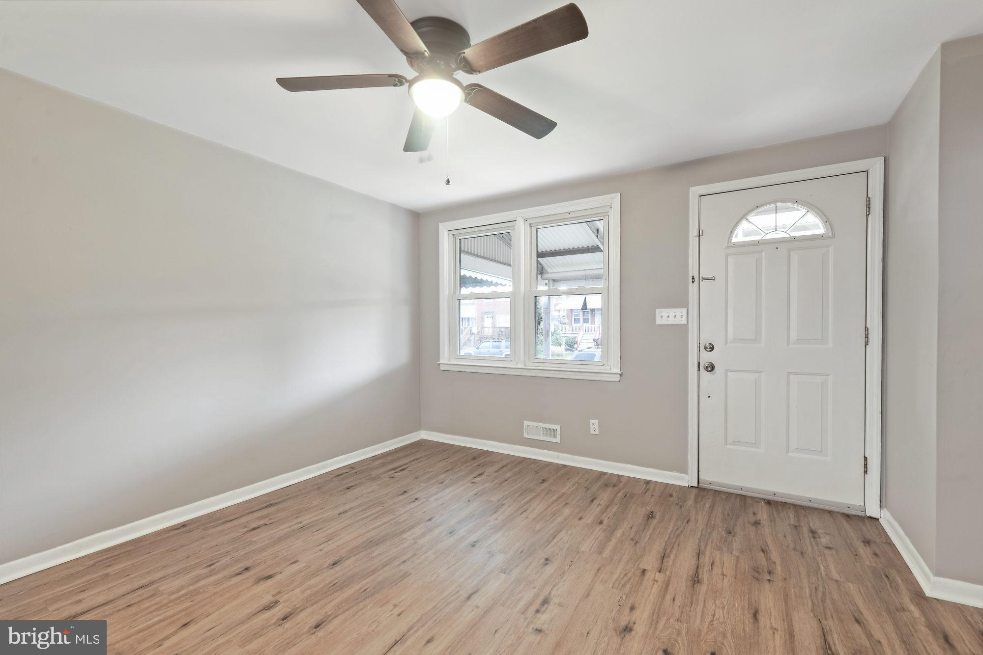 454 Westfield Road Baltimore, MD 21222 - Photo 10 of 28 Living Room / Entryway