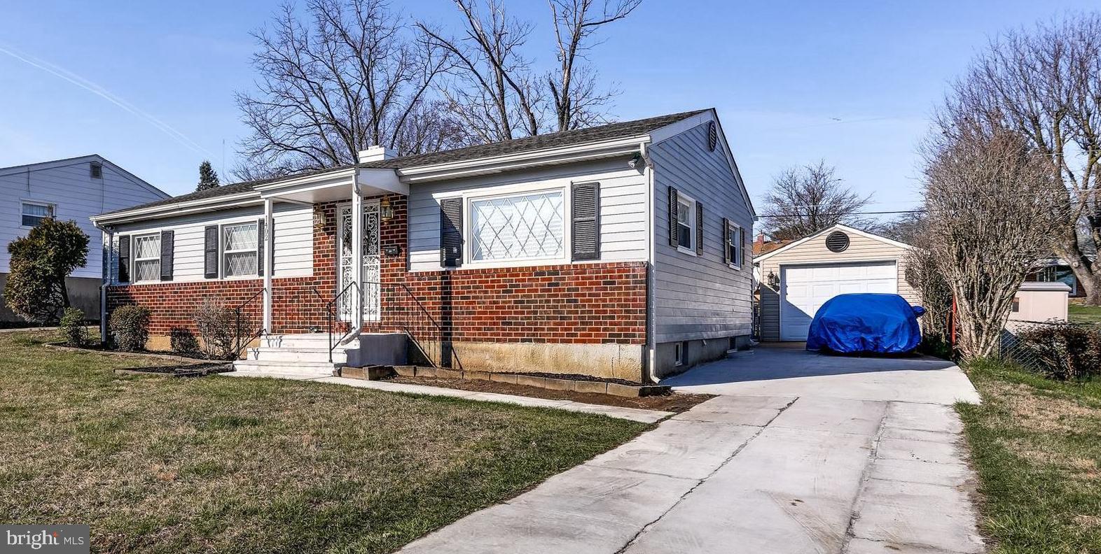 Multiple car driveway & detached  garage